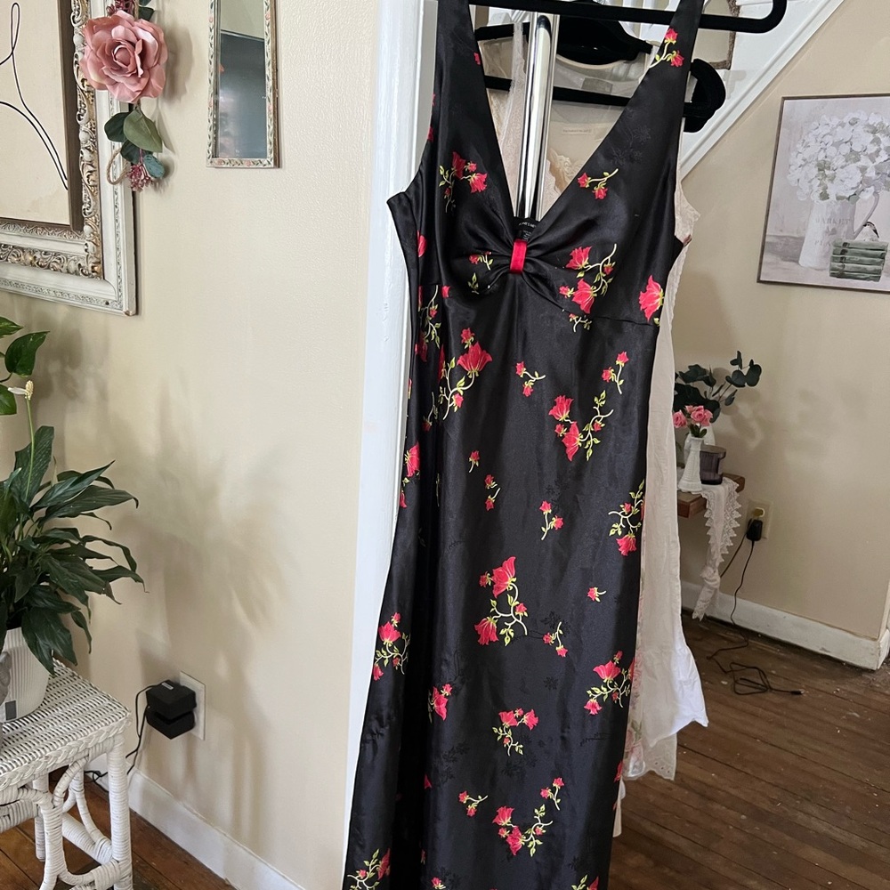 Vintage Jones New York Black Dress with Red Floral Design 🥀🥀